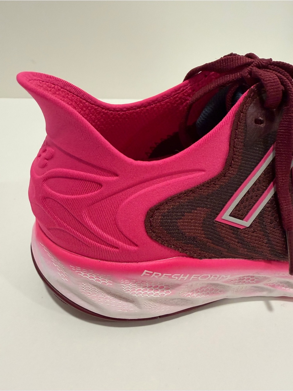 Size 8.5W New Balance Womens Fresh Foam W1080G11 Pink Running Shoes - Picture 7 of 14